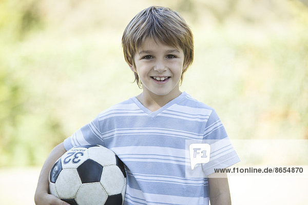 Junge mit Fußball,  Portrait