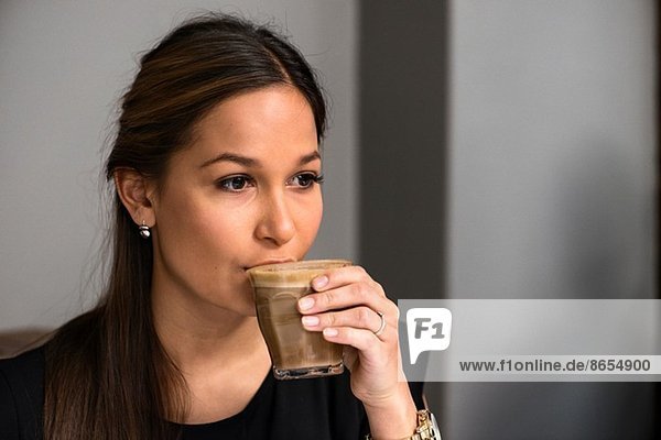 Frau trinkt Kaffee