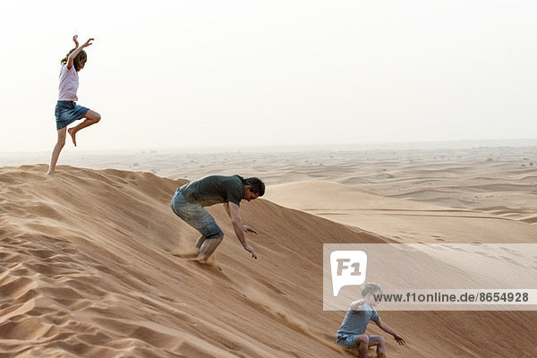 Mädchen springt auf Wüstendüne