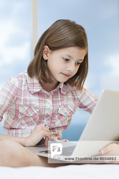 Mädchen mit Laptop-Computer