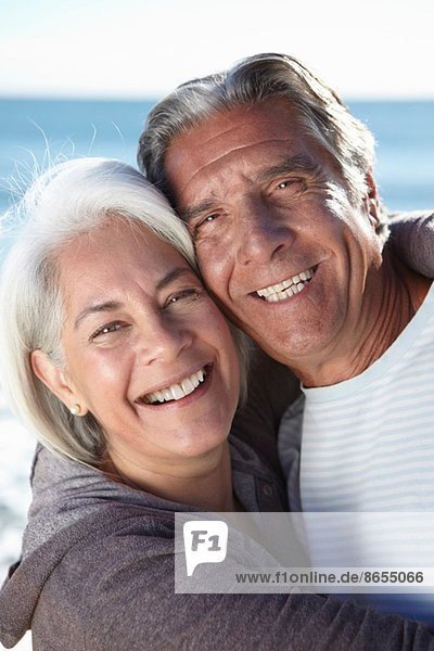 Porträt des glücklichen Paares am Meer