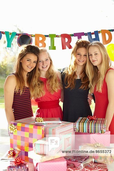Teenager Mädchen und Freunde mit Geburtstagsgeschenken