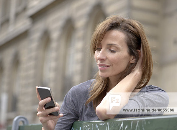 Frau mit Smartphone im Freien