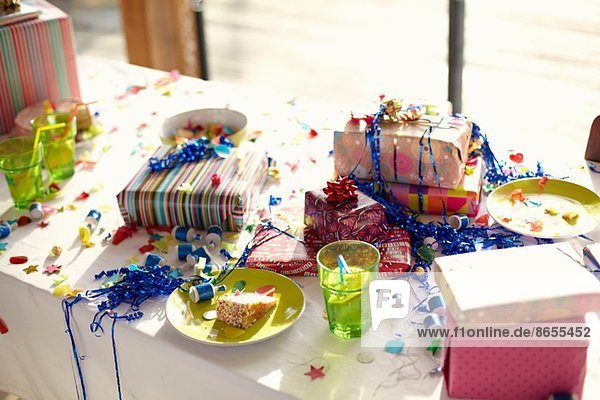 Tisch gedeckt für Geburtstagsfeier mit Geschenken und Luftschlangen