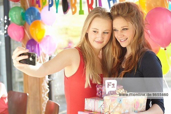 Zwei Teenager-Mädchen  die Selfie auf der Geburtstagsparty nehmen