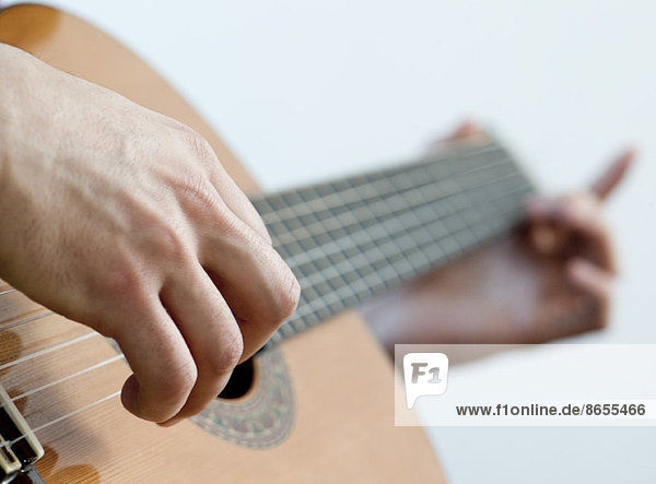 Musiker spielt Akustikgitarre  Nahaufnahme