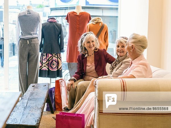 Seniorinnen machen eine Pause in der Boutique