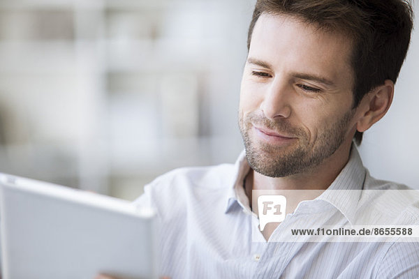 Mittlerer Erwachsener Mann mit E-Reader