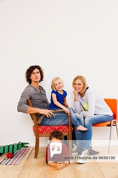 Studio-Porträt eines Paares mit Sohn und Tochter