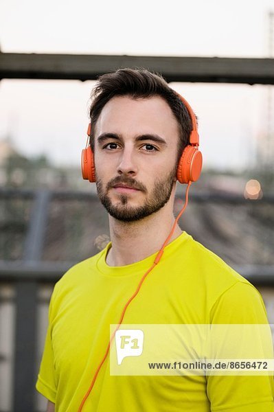 Portrait eines jungen Läufers mit Kopfhörer