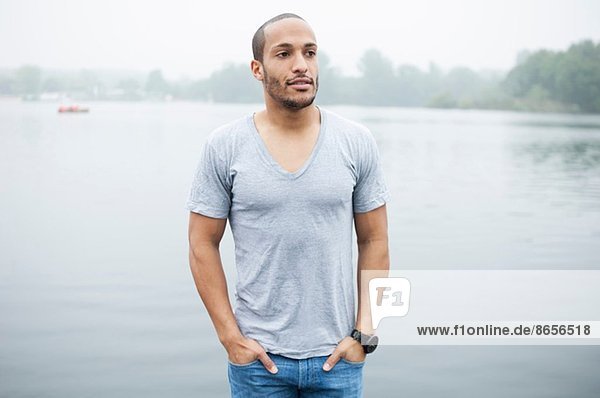 Porträt eines jungen Mannes am See