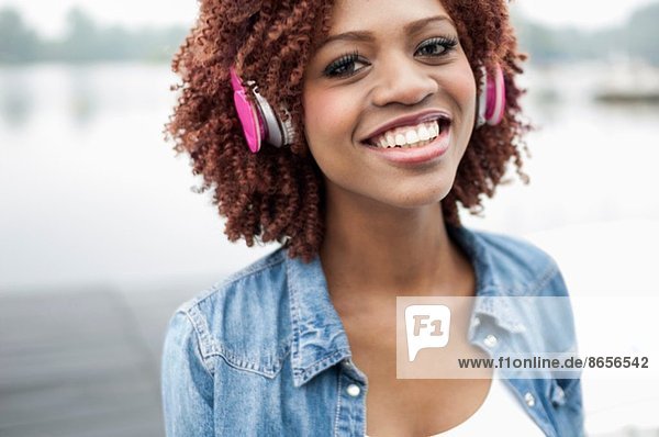 Portrait einer jungen Frau mit Kopfhörer