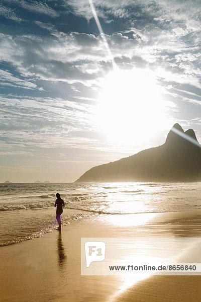 Silhouette der Frau am Strand von Ipanema Rio De Janeiro Brasilien