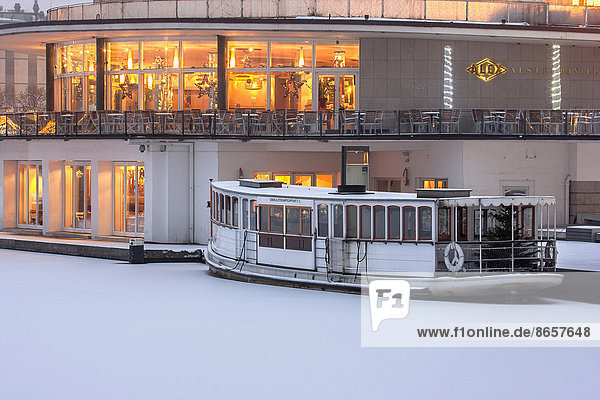 Alsterpavillon mit Alsterdampfschiff St Georg auf zugefrorener Alster am Morgen  Jungfernstieg  Hamburg  Deutschland