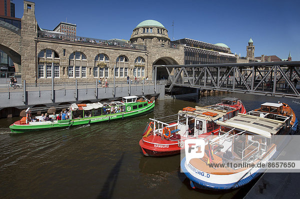 Landungsbrücke mit Barkassen  Hafenrundfahrt  Hamburg  Deutschland