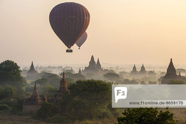 Heißluftballons über Landschaft im morgendlichen Nebel  Tempel  Stupa  Pagode  Tempelanlage  Ebene von Bagan  Mandalay-Division  Myanmar