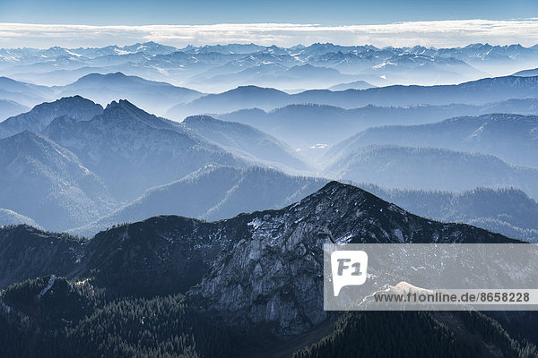 Luftaufnahme  die Alpen zwischen Tegernsee und Garmisch-Partenkirchen  Blickrichtung nach Süden  Oberbayern  Bayern  Deutschland