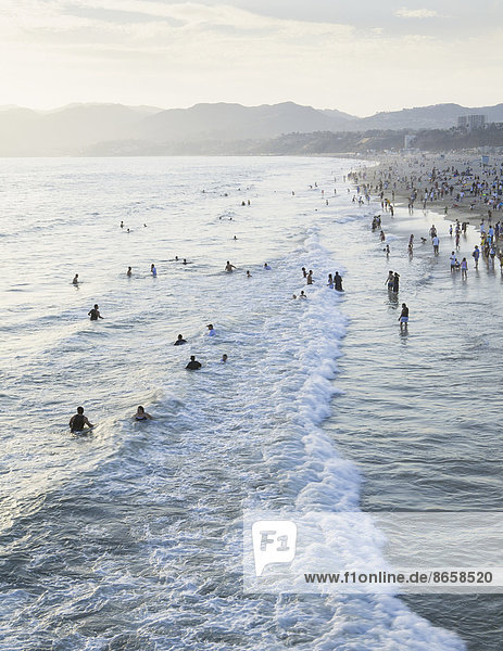 Große Gruppe von Menschen schwimmt in Santa Monica  Kalifornien  im Meer.