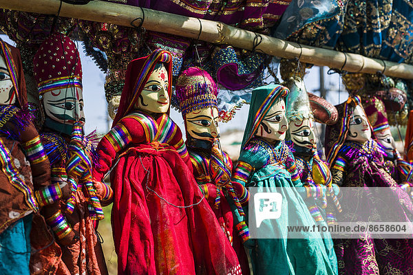 Rajasthany Marionetten zum Verkauf auf dem wöchentlichen Flohmarkt  Anjuna  Goa  Indien