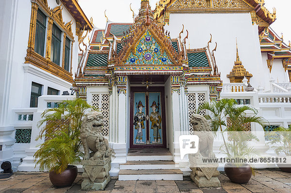Tür mit dem Relief von antiken Wachen  Grand Palace  Bangkok  Thailand