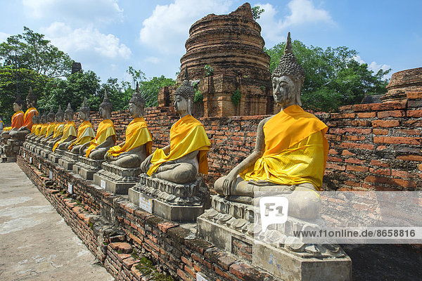 Buddha-Statuen rund um den zentralen Stupa  Wat Yai Chai Mongkhon  Ayutthaya  Thailand