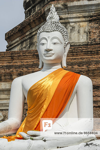 Buddha-Statue vor dem Stupa im Wat Yai Chai Mongkhon  Ayutthaya  Thailand