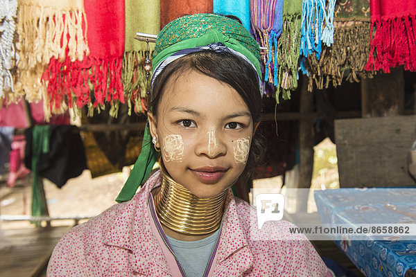 Langhals-Frau  Long Neck Karen  vom Stamm der Karen  Chiang Mai  Thailand