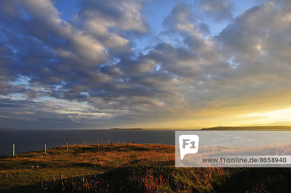 Wolkenstimmung bei Sonnenuntergang beim Hoxa Head  South Ronaldsay  Orkney  Schottland  Großbritannien