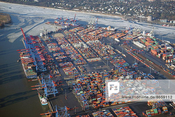 HHLA Containerterminal Burchardkai im Winter mit Eisgang auf der Elbe  Hamburg  Deutschland