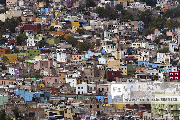 Ein Hang mit farbenfrohen Gebäuden  Guanajuato  Mexiko