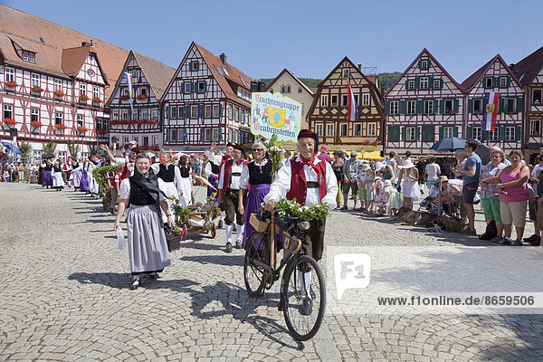 Trachtengruppe beim historischen Festumzug  Schäferlauf  Bad Urach  Baden-Württemberg  Deutschland