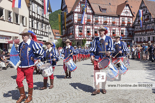 Fanfarenzug beim historischen Festumzug beim Uracher Schäferlauf  Bad Urach  Baden-Württemberg  Deutschland