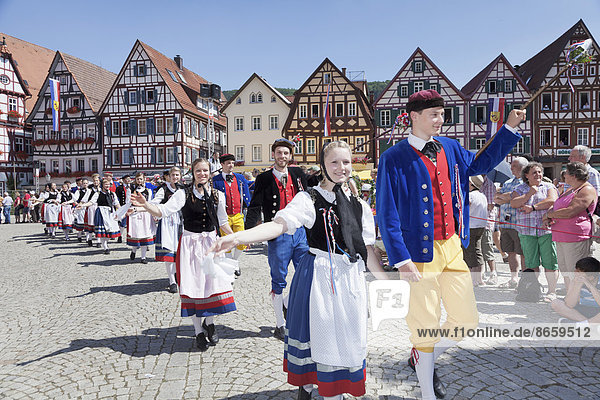 Trachtengruppe beim historischen Festumzug  Schäferlauf  Bad Urach  Baden-Württemberg  Deutschland