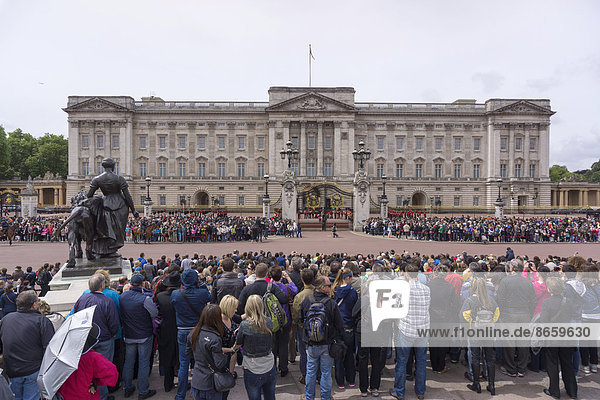 beobachten Großbritannien London Hauptstadt wechseln Buckingham Palace England Wachmann