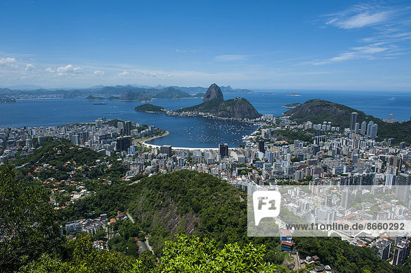 Ausblick von der Cristo Redentor Christus-Statue über Rio de Janeiro mit dem Zuckerhut  Brasilien