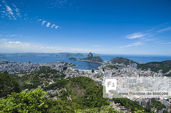 Ausblick von der Cristo Redentor Christus-Statue über Rio de Janeiro mit dem Zuckerhut  Brasilien