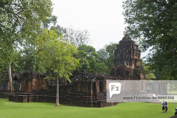 Eingewachsener Tempelturm  Gopura des Prasat  verfallener Tempel  historische Siedlung der Khmer  Geschichtspark Mueang Sing  Amphoe Sai Yok  Provinz Kanchanaburi  Zentral-Thailand  Thailand
