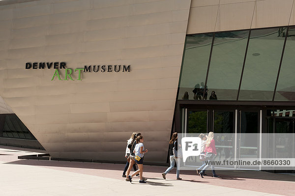 Denver Art Museum  Kunst-Museum  Hamilton Building  junge Frauen am Eingang  Denver  Colorado  USA