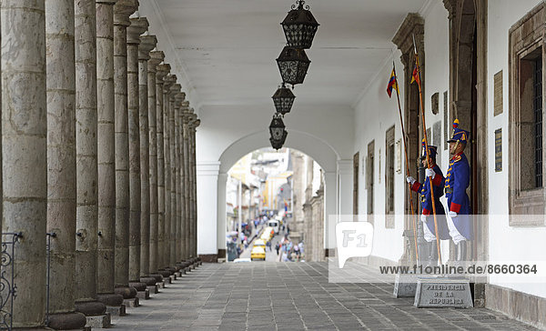 Quito Hauptstadt Eingang Regierung Palast Schloß Schlösser Wachmann Ecuador Südamerika