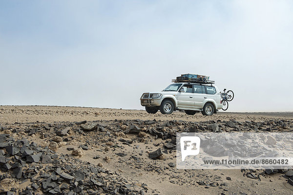 Geländewagen mit Allradantrieb  Skelettküsten-Nationalpark  Region Khomas  Namibia