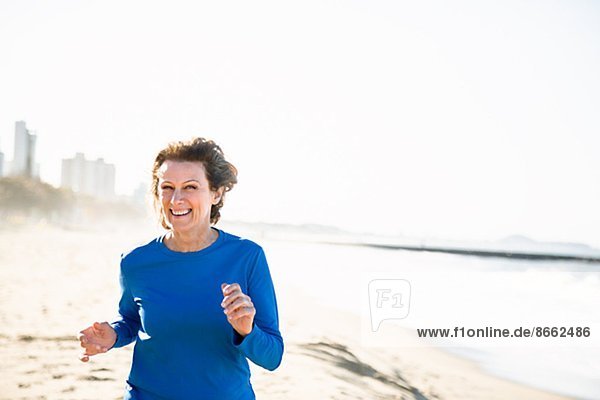 Frau  Fröhlichkeit  Strand  rennen  reifer Erwachsene  reife Erwachsene