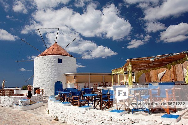 Einkaufszentrum  Windturbine  Windrad  Windräder  nahe  Europa  Hügel  Stadt  Kykladen  Griechenland  Griechische Inseln