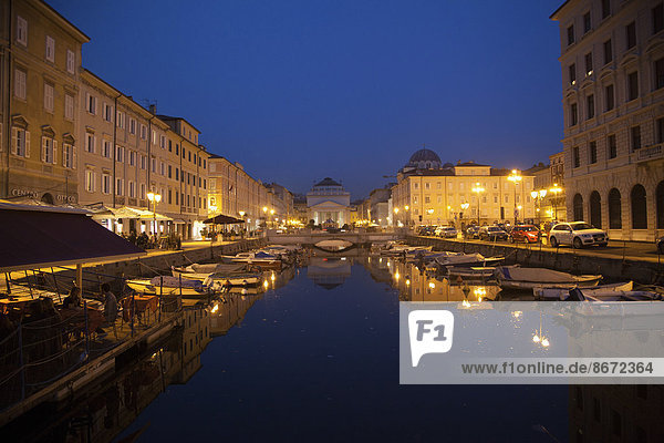 Friaul-Julisch-Venetien Italien Triest bei Nacht