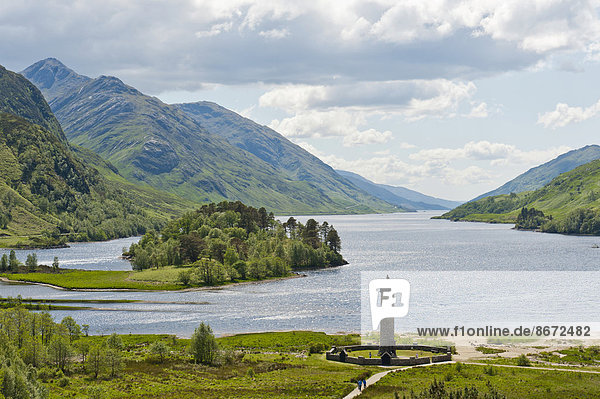 Turm Glenfinnan Monument am Ufer von Loch Shiel Glenfinnan Highlands Schottland Großbritannien