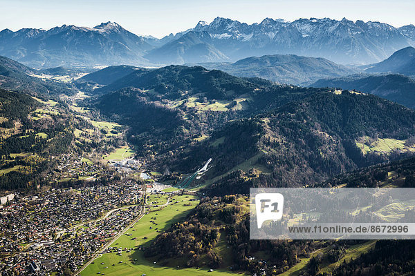 Luftaufnahme  Garmisch-Partenkirchen und Wettersteingebirge  Bayern  Deutschland