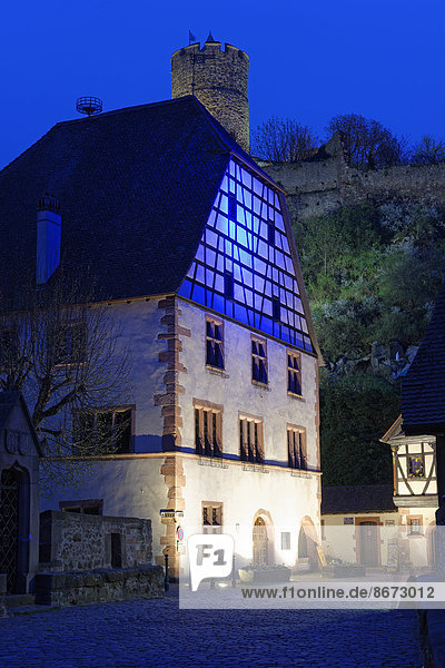 Frankreich Wohnhaus unterhalb Palast Schloß Schlösser Elsass Hälfte Haut-Rhin Kaysersberg