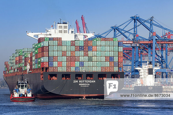 Containerschiff voll beladen  Abfahrt mit Schlepper  Hamburg  Deutschland