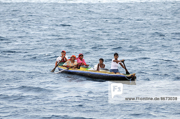 Kuna Indian women in a dugout canoe  Wichubualá  San Blas Islands  Caribbean  Panama