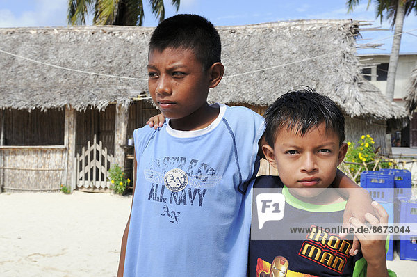 Zwei Jungen der Kuna-Indianer  in Dorf der Kuna-Indianer  Nalunega  San Blas Archipel  Panama