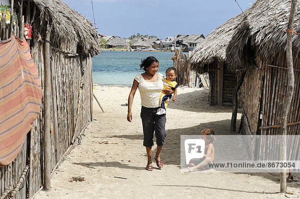 Kuna Indian woman and children  Nalunega  San Blas Islands  Caribbean  Panama